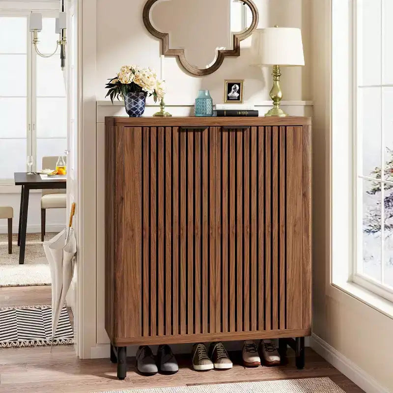 Meuble à chaussures à portes persiennes