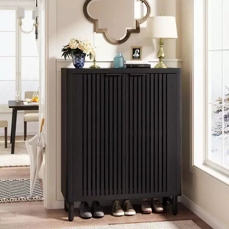 Meuble à chaussures à portes persiennes
