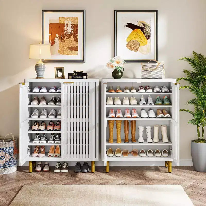 Meuble à chaussures à portes persiennes