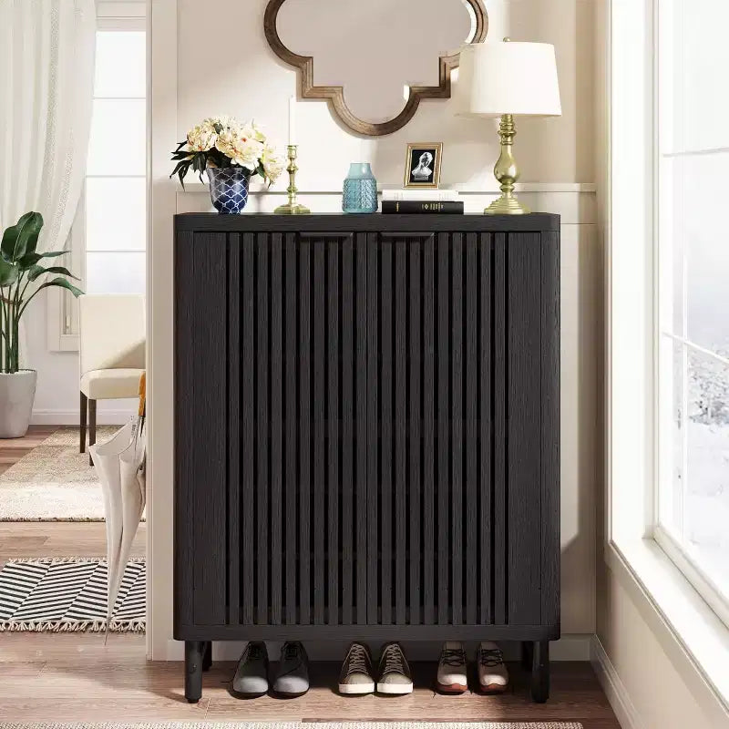 Meuble à chaussures à portes persiennes