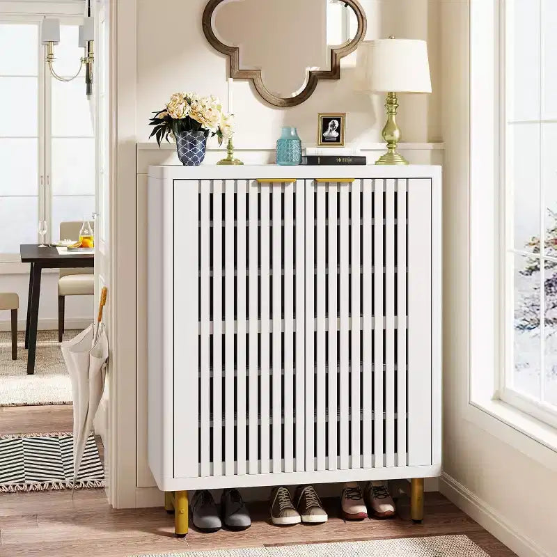 Meuble à chaussures à portes persiennes